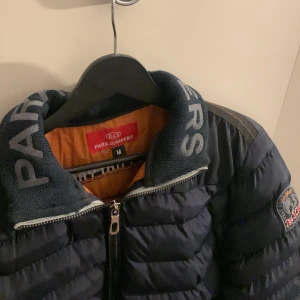 Äkta para jumper jacka  - Qr kod (äkthets bevis) finns och bild för referens kan skickas privat. Min brors gamla därav finns den troligtvis inte tillgänglig någon annanstans 