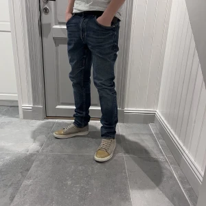 Tiger of Sweden Pistolero - Säljer nu dessa Tiger Of Sweden jeans i modellen Pistolero. Han på bilden är 175cm och väger 65kg. Vid frågor eller funderingar är det bara att skriva!⚡️💥 PS: Skorna i annonsen finns att köpa på våran sida!