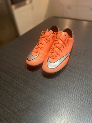 Nike mercurial vapor 9 pro - Jag säljer ett par Nike mercurial vapor 9 PRO! Skorna är väldigt sällsynta eftersom de inte säljs längre. De är i ett bra skick utan några defekter. Det är konstgräs dobbar som även går utmärkt att använda på gräs! Storlek 41 (26 cm). Hör av er vid frågor