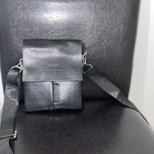 Armani väska - Helt oanvänd armani väska. Man kan inte hitta den här modellen i nånstans 