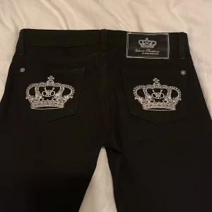 Victoria Beckham Jeans - Jättesnygga Victoria Beckham straight eller bootcut jeans med lågmidja. Ser nya ut. tryck på "köpt nu" ❤️❤️ Midja - 78cm innerbenslangd - 82cm  Kan bytas Svarta Inuiikii skor storlek 37