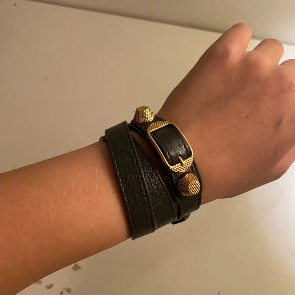 Svart Balenciaga armband med gulddetaljer i storlek M dustbag box och äkthetsbevis tillkommer🧚🏼‍♀️Säljer då de inte kommer till användning💓Armbandet har inga slitningar eller defekter. Accessoarer.