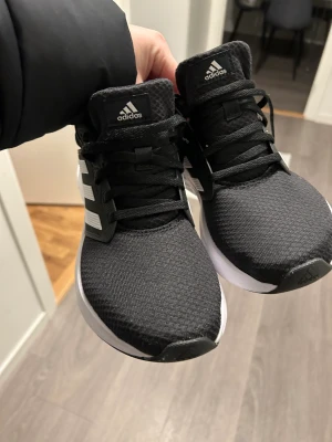 Skor  - Säljer ett par nya Adidas skor galaxy 39 1/3 , det tillkommer frakt som man får betala 