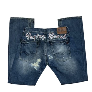 spellout/broderade replay jeans - säljer dessa snygga spellout replay jeans som jag säljer pga att de är för stora. fråga gärna för mått! om du har långa på mig. om du har frågor så är det bara att kontakta mig.