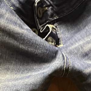 Snygga jeans med knäppning