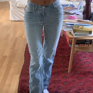 Straight jeans, mid waist. Bra skick💗