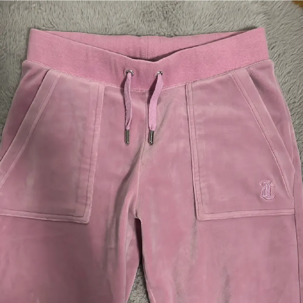 Rosa juicy byxor i storlek xs  bra skick jätte fin färg kommer tyvärr inte till användning längre!💗. Jeans & Byxor.