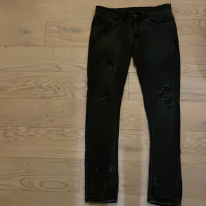 dondup george - tja säljer dessa feta dondup jeansen köpta för 3000 säljer för 400, gott skick inga defekter. 