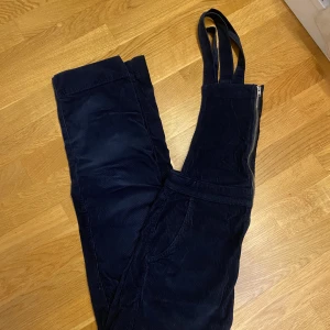 Manchester Hängselbyxor  - Mörkblåa hängselbyxor i manchester. Fint skick!