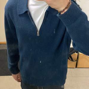 Säljer nu min marinblåa Half-Zip hoodie som är helt perfekt nu till vintern med en skjorta under!! Bra material, använd ett fåtal gånger och inga defekter! 