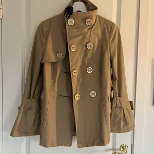 Beige kort trenchcoat  - VInatge vinter/höst trenchcoat  Köpt secondhand, bra skick inga defekter  Skriv för bild på! 