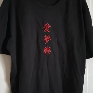 Svart T-shirt  - En svart oversized T-shirt med in broderat kinesiska tecken 