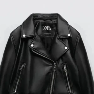 Skinnjacka zara - Fin skinnjacka från zara som sälj då den inte kommer till användning!💗💗