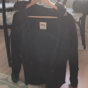 Jeansjacka - Cool jeansjacka från zara! Pärlor, fransar och knappar framtill. Inne 2020, men superfin för det 🩷🩵stor i strl, pris diskuterbart KNAPPT ANVÄND