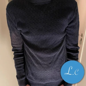 John Henric kabelstickad tröja - Kabelstickad tröja från John Henric | Storlek L | Inga skador eller liknande - 299kr  