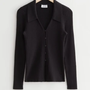 Tröja &otherstories - Ribbstickad tröja/kofta med knappar och krage från & other stories. 