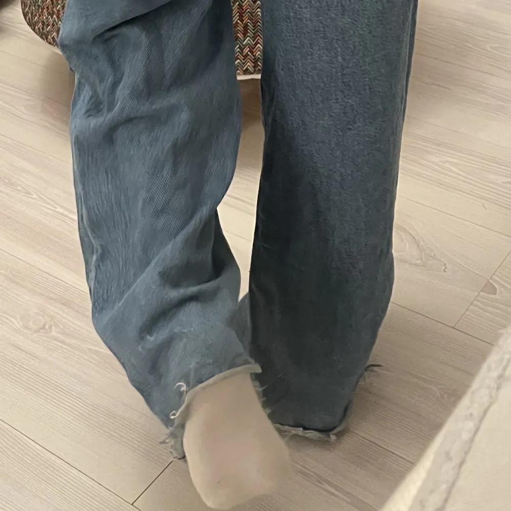 Lågmidjade jeans från Zara! Storlek från början 40 MEN insydda (bild 2) och passar mig som har W27/W28🫶🏼Byxorna är slitna på bakre sidan av ben men inget som syns när man har på sig. Yttre benlängd är 110cm, midja liggandes platt  är 40cm. Jeans & Byxor.