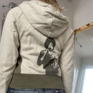 Kofta med tryck  - Kofta med tryck och gröna detaljer! Bra skick! 