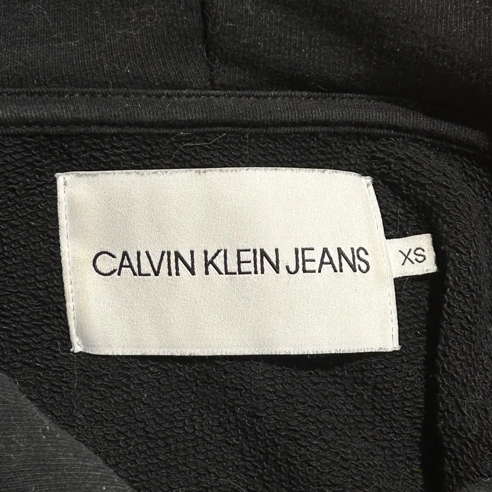 Jag säljer denna Calvin Klein Jeans hoodie. Den är knappt använd och är i mycket bra skick. Köpte den för 1000kr och säljer den för 300kr. Hoodies.