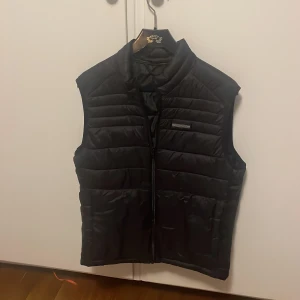Jack & Jones väst - Säljer ännu en väst från Jack & Jones i riktigt bra skick. Använd ca 5 gånger! Skick: 9/10 inga defekter. Nypris: 549 kr. Mitt pris: 99 kr! Storlek S men passar även M