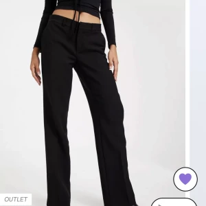 Lågmidjade kostymbyxor  - Lågmidjade kostymbyxor från Nelly. Lite för korta för mig som är 175.  Midjemått: 76cm     