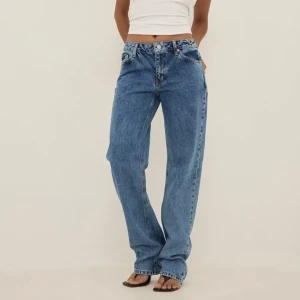 Loose jeans - Så snygga loose raka Jens med cool detalj i midjan, ringen finns tyvär inte kvar men är ändå skitsnygga!