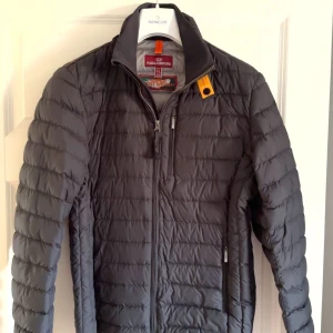 Parajumper jacka stl Xs - Säljer nu denna sjukt snygga jackan | Skick 8/10 | Nypris 3600 kr | Mitt pris 999 kr | Hör av er vid minsta lilla fundering!😃