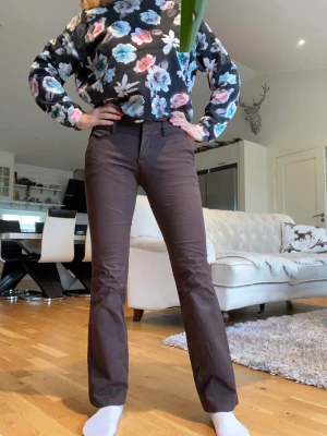 Kostymbyxor Zara stl.34/xs - Bruna kosymbyxor i fint skick. Ej använt så mycket. Stl.34/xs från Zara. Lågmidjade med utsvängda ben. 90-talets och 2000-talet mode. Britney Spears stil. Rekommenderar!! Säljer pga stor garderobrensning. Kika gärna på mina andra annonser, säljer mycket. 