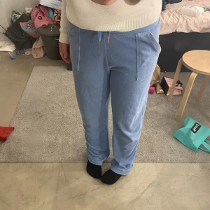 Juicy byxor  - Juicy couture byxor i frotté material. Super fina i storlek s 