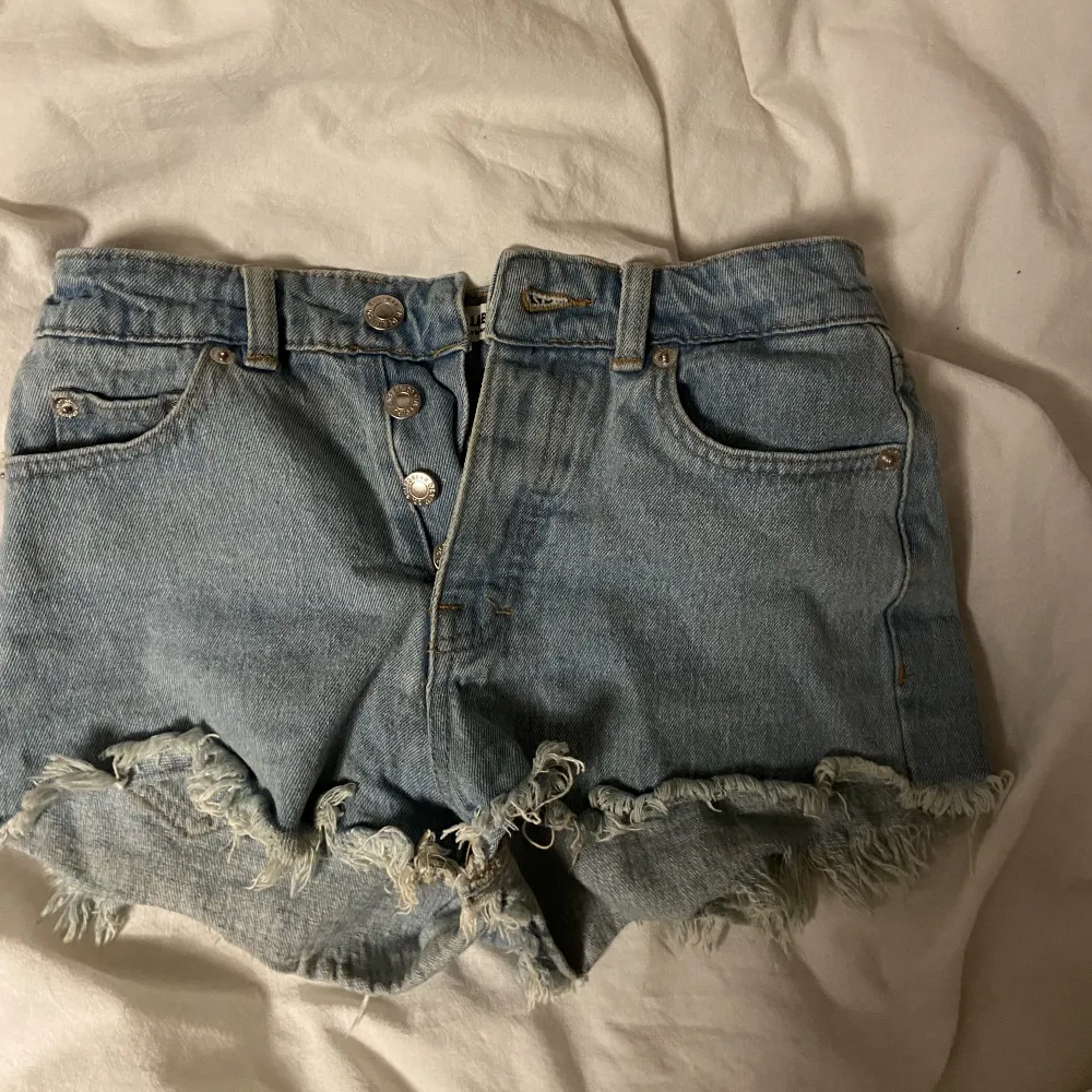 Säljer dessa jeans shorts från pull & bear som tyvärr är för små för mig ❤️ skulle säga att de är en xs❤️. Shorts.