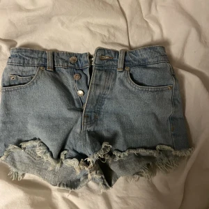 Jeans shorts  - Säljer dessa jeans shorts från pull & bear som tyvärr är för små för mig ❤️ skulle säga att de är en xs❤️