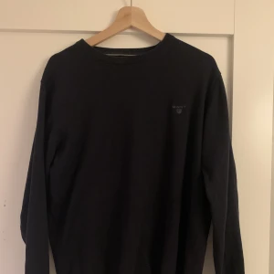 Bomullströja - Hej Säljer en marinblå bomullströja i fint skick. Den är väldigt tunn vilket är väldigt skönt nu de varmare dagarna. Stilren och gant märket är även mörkt vilket gör det diskret. Säljer då den är för stor för mig, priset kan diskuteras! Mvh Olle