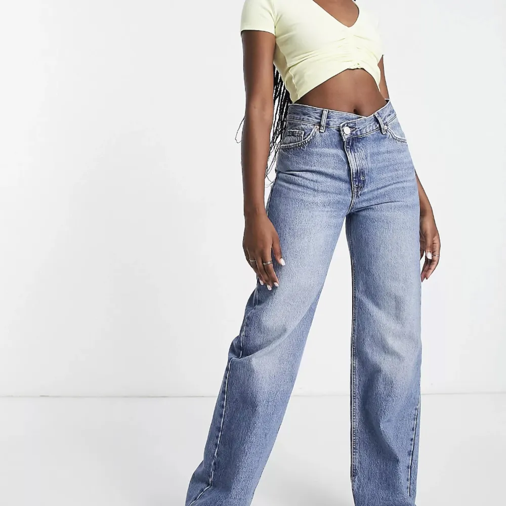 Ett par vida mörkblå jeans 🤍  Använda få tal gånger. Säljer då dem är lite för stora🤍lite långa för mig och jag är ca 160cm🤍. Jeans & Byxor.