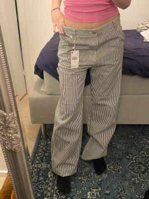 Mango byxor  - Säljer dessa as snygga byxor från mango. Prislappen finns kvar. Aldrig använda då dom är för långa på mig. Hör av er om ni är intresserade. Är även öppen för att byta mot ett par 34.