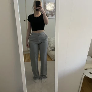 Gråa kostymbyxor - Gråa kostymbyxor från Berskha i storlek 36. Endast provade. 