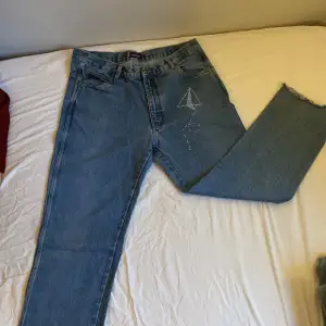 Ett unikt par baggy jeans som jag själv broderat på (kan lätt tas av om inte omtyckt).