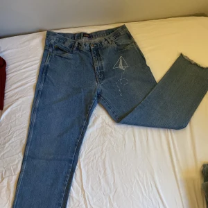 Broderade baggy jeans - Ett unikt par baggy jeans som jag själv broderat på (kan lätt tas av om inte omtyckt).