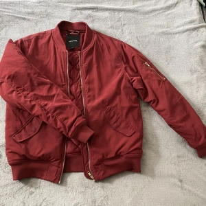 Bomberjacka  - Bomberjacka från Monki knappt använd, storlek S🤍 Köparen står för fraktkostnad!