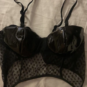 Fest topp💕 - Så fin topp ifrån shein men tyvärr för liten! 💕 St M (skulle säga mer XS-S)  10 kr+frakt (29 kr)