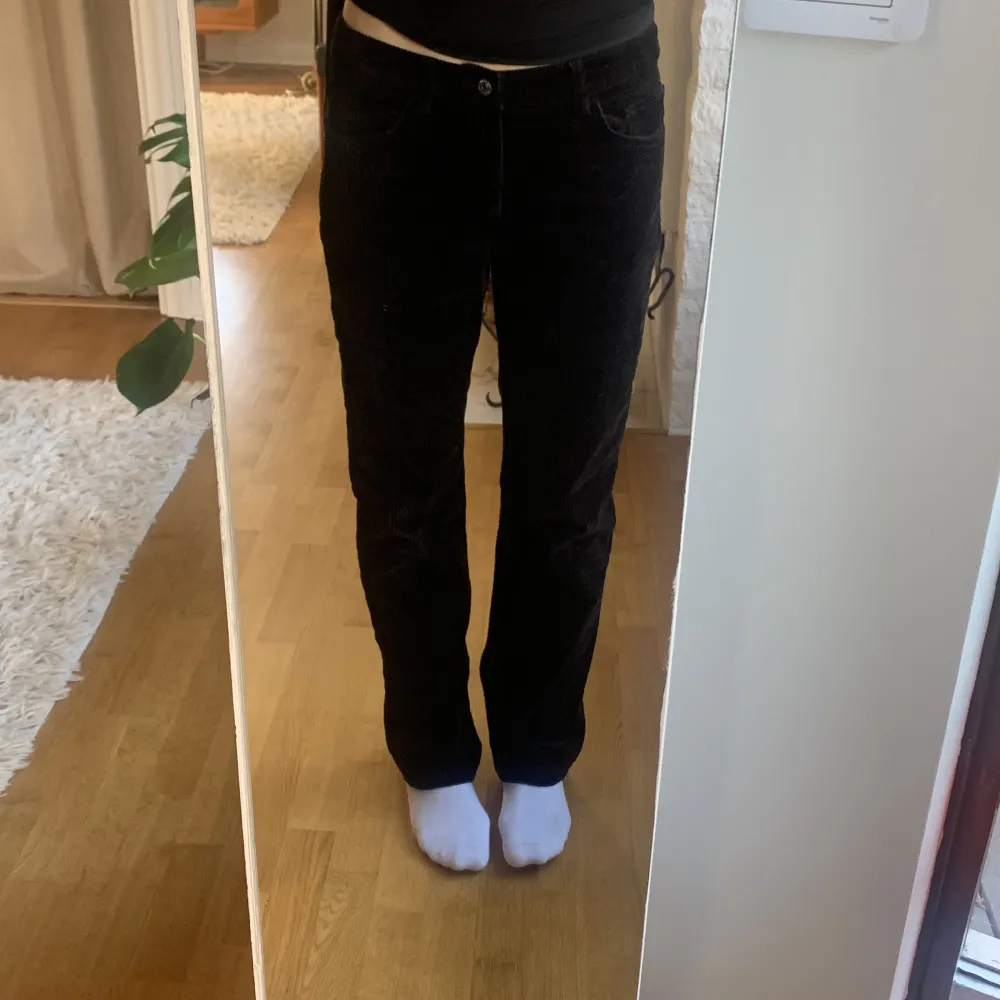 Fina Manchester brallor från weekday , typ midrise och raka! Aldrig använda därav prislapp ffr kvar!! ❤️ är typ 170cm för referens!. Jeans & Byxor.