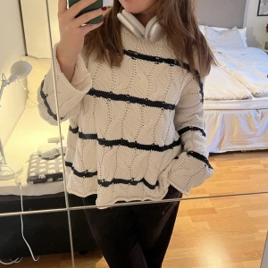 Stockad tröja Zara - Säljer nu denna fina stickade tröja från Zara, jag är vanligtvis strlk M men köpte denna i L då jag ville ha den oversized.