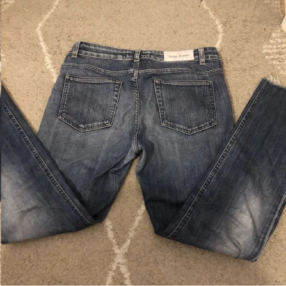 Ett par jätte fina lågmidjade jeans från Acne jeans!💗 Säljer de pga de inte kommer till användning❤️ står inte för frakt eller postens slarv❤️Hör av dig om det är något du undrar!💗. Jeans & Byxor.