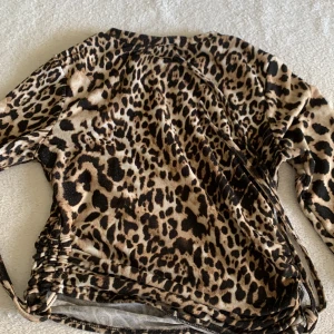 Leopard tröja  - Den är ny och inte använd men den är inte min smak