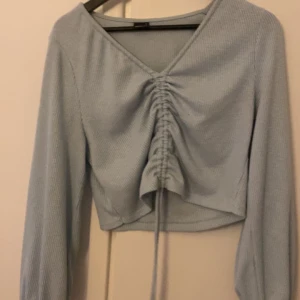 Söt topp  - Topp/tröja från Gina använd 1gg 
