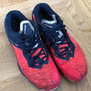 Mizuno Inneskor - Säljer mina Mizuno inneskor för att de har blivit för små. Bra Skick med inga hål men väl använda. Skicka Prisförslag ifall ni har!