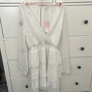 Klänning  - Fin vit studentklänning som aldrig har blivit använd🤍