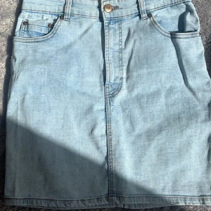 Jeanskjol - Jeanskjol från stradivarius som tyvärr inte kommer till användning❤️ Jättefint skick!