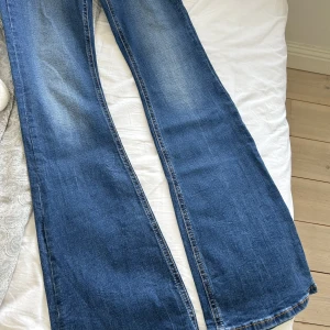Bootcut jeans - Bootcut jeans i storlek 34. Aldrig använda. Medelhög midja. Superfin tvätt men försmå för mig tyvärr. 💕