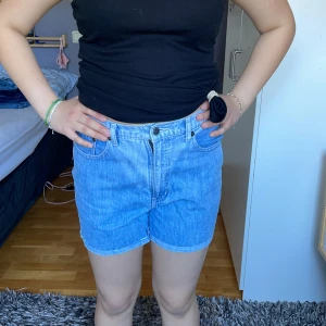 Högmidjade ljusblåa shorts  - Lite slitna men annars bra skick. 