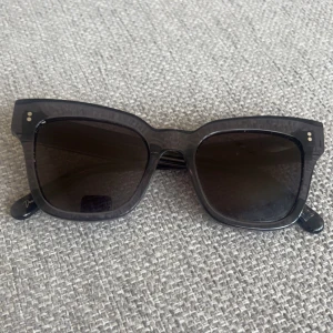 Chimi solglasögon - Säljer dessa chimis i modellen 005 och i färgen ginger då jag vill köpa ett par andra, inga repor eller defekter på dom🩷